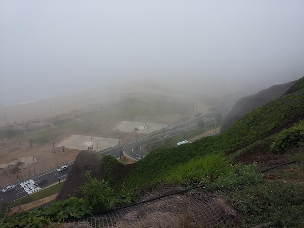 Parque de paisajes de la ciudad de Miraflores en la costa de Lima en la niebla en el distrito de Miraflores Perú