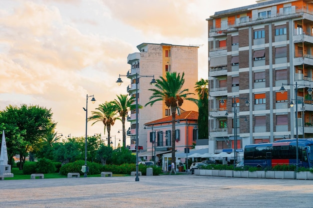 Parque Parco Giardinetti en la ciudad vieja de Olbia en la isla de Cerdeña en Italia. Costa italiana de Cerdeña. Cielo con nubes románticas