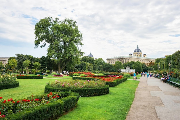 Parque people garden no palácio de hofburg, viena, áustria. turistas ao fundo