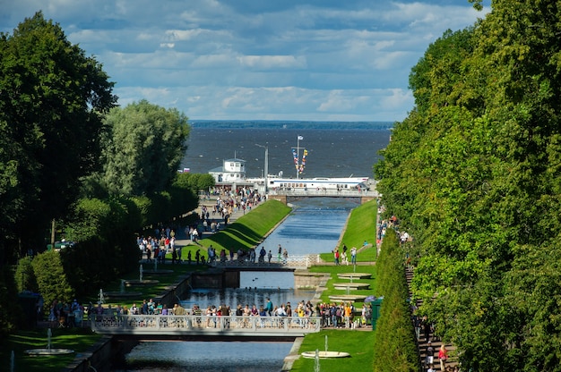 Foto parque peterhof en san petersburgo en rusia