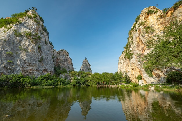 Parque de piedra Khao Ngu en Ratchaburi