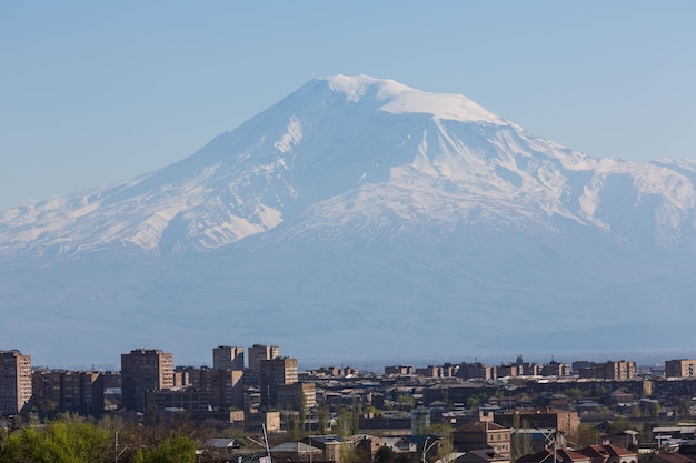 Parque, ponte montanha Ararat com um pico de neve e a vista sobre a cidade. Yerevan, Armênia