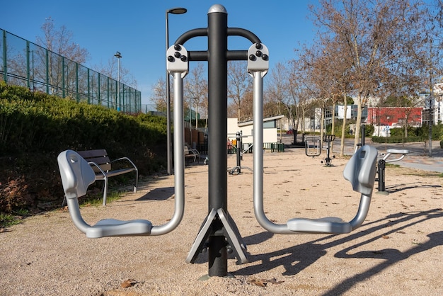 Parque público de la ciudad con multitud de aparatos de gimnasia para fomentar el deporte y la salud