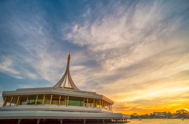 Parque público de suan luang rama ix com a luz do sol de noite em bangkok tailândia