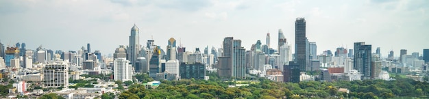 Parque público e paisagem urbana de arranha-céus no centro da cidade da metrópole