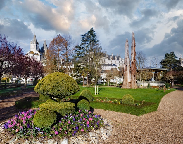 El parque público de primavera en la ciudad de Loches, Francia