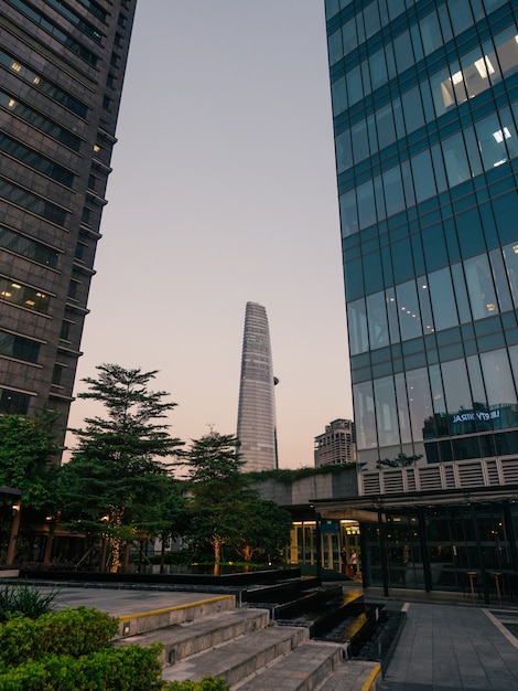 Parque en el rascacielos en Saigón Vista moderna en Vietnam