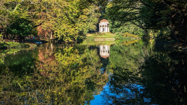 Parque real, Villa Reale em Monza, Itália no outono