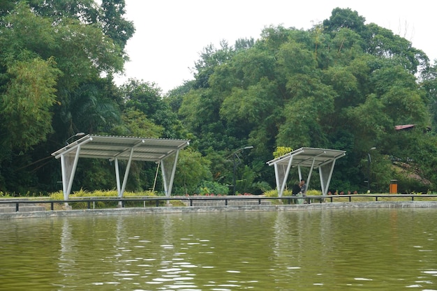 Un parque recreativo Parque de ciervos Sekupang, lleno de objetos encantadores, incluidos peces koi, etc.