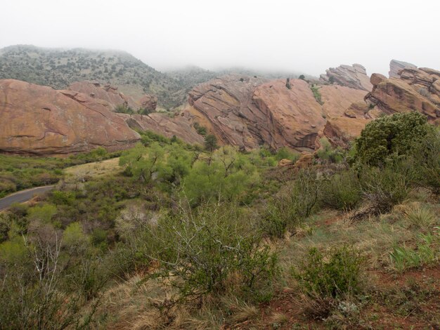 Parque red rocks amphitheatre após a chuva em spring, colorado.