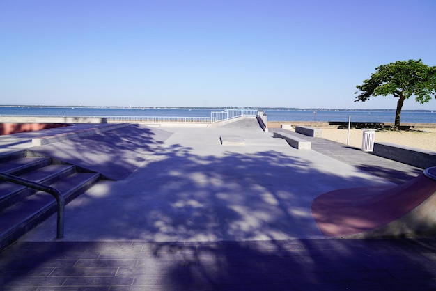 Parque de skate de la playa de Arcachon junto al océano Atlántico