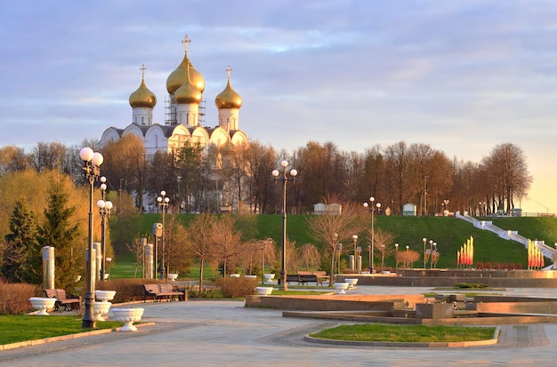 Parque Strelka na margem do rio