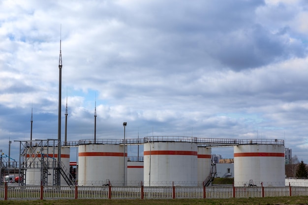 Parque de tanques con almacenamiento de combustible cilíndrico