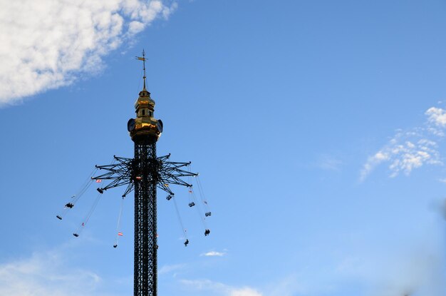 Parque temático com torre alta