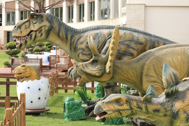 parque temático jurásico con dinosaurios