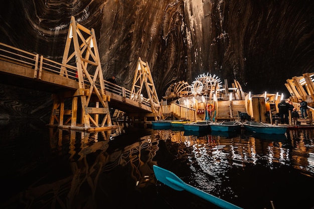 Parque temático subterrâneo na grande mina de sal Salina Turda Turda na Romênia Transilvânia Destino turístico popular