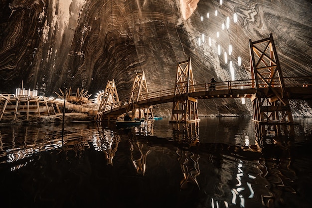 Parque temático subterrâneo na grande mina de sal Salina Turda Turda na Romênia Transilvânia Destino turístico popular