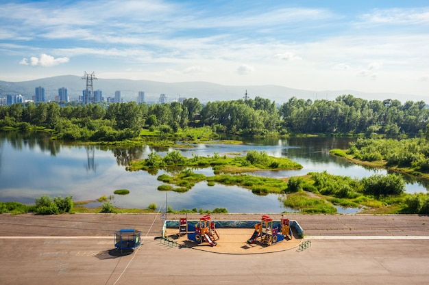 Foto parque del terraplén del río yenisei en krasnoyarsk, rusia