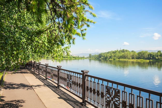 Parque del terraplén del río Yenisei en Krasnoyarsk, Rusia