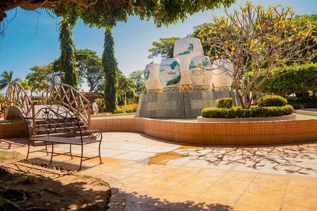 Parque tradicional de Nagarote Nicaragua Un parque agradable y relajado con un puente de madera sobre una fuente de agua Vista de un parque tranquilo con un pequeño puente de madera en un día soleado Parque central de Nagarote