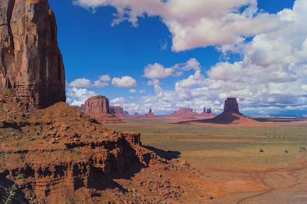 En el parque tribal navajo Monument Valley, Arizona, EE. UU.