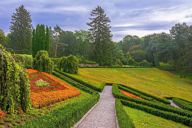 Parque Uman Sofievsky pela manhã Canteiros de flores Foto de alta qualidade