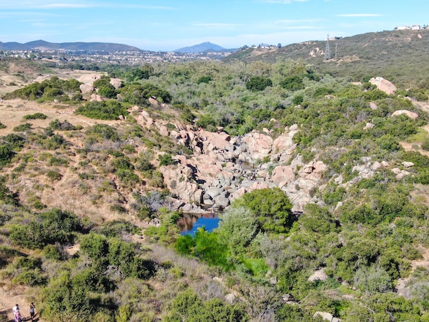 Parque urbano com floresta montanhosa e trilhas em San Diego Califórnia EUA