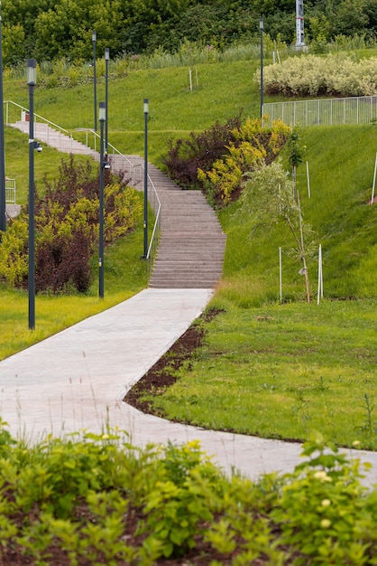 Parque urbano con sendero y escaleras