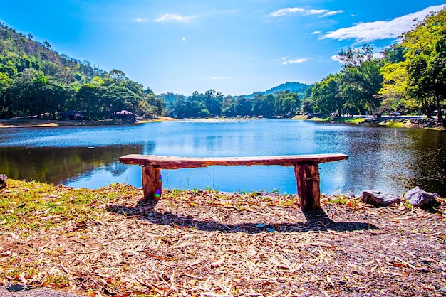 Parque vazio no lago Nipissing durante uma primavera lindamente colorida