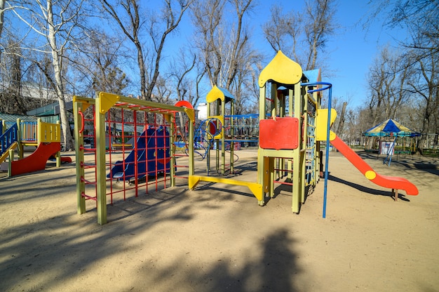 Parque vazio para crianças no parque da praça da catedral, no centro de Chisinau, Moldávia, durante o estado de emergência devido à ameaça do vírus covid-19