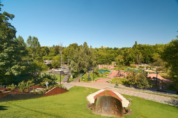 Foto parque verde contra el cielo azul