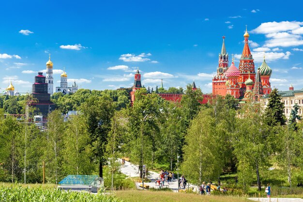 Parque Zaryadye con vistas al Kremlin de Moscú