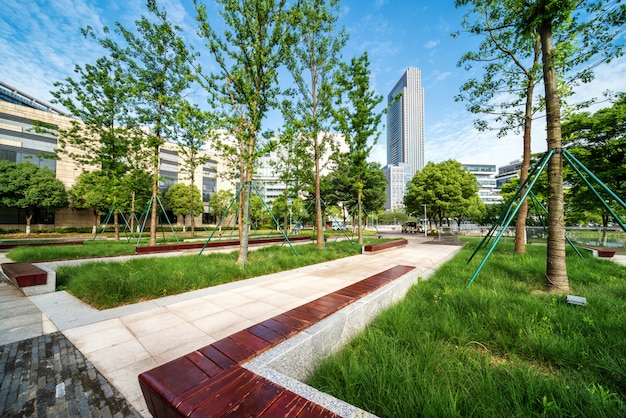 Parques callejeros y edificios modernos.