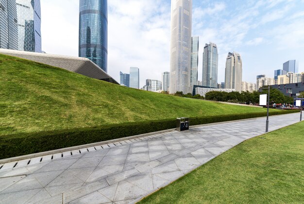 Parques de la ciudad y rascacielos en Guangzhou, China