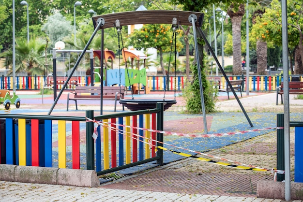 Foto parques fechados e solitários para prevenir infecções entre crianças