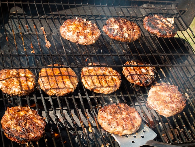 Parries de hamburguesas gourmet a la parrilla.