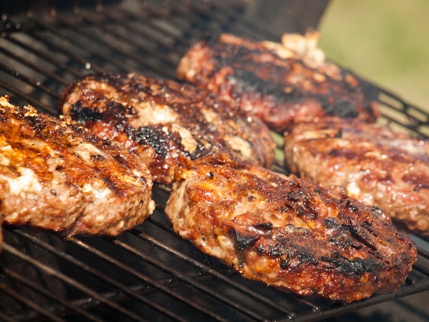 Parries de hamburguesas gourmet a la parrilla.