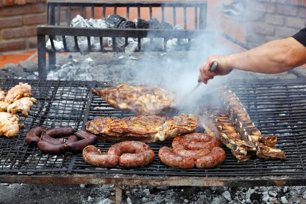 Parrilla Argentina, Barbacoa Tradicional Hecha Con Brasa Directamente De La  Leña Fotos, retratos, imágenes y fotografía de archivo libres de derecho.  Image 197824549