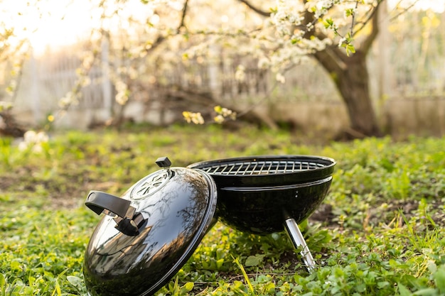 Parrilla de barbacoa en la naturaleza, al aire libre, de cerca