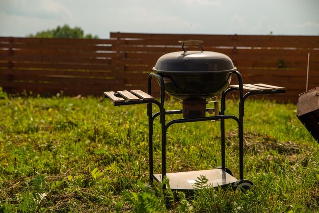 Parrilla de barbacoa en el patio trasero por la noche nadie