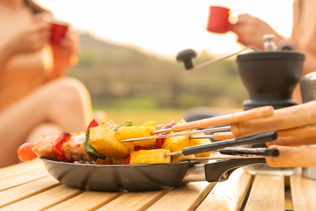 Parrilla de barbacoa de primer plano en camping