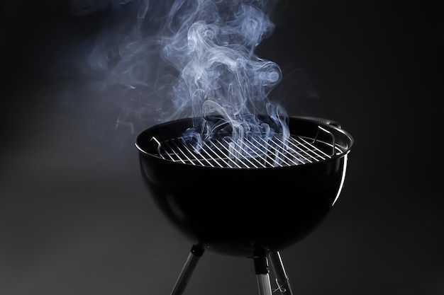 Parrilla de barbacoa sobre fondo oscuro