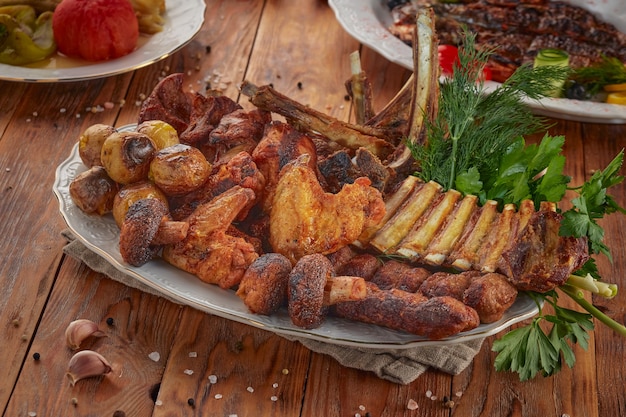 Parrilla barbacoa surtida, fondo de madera