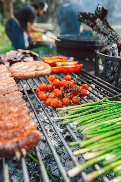 Una parrilla de barbacoa con verduras y carne