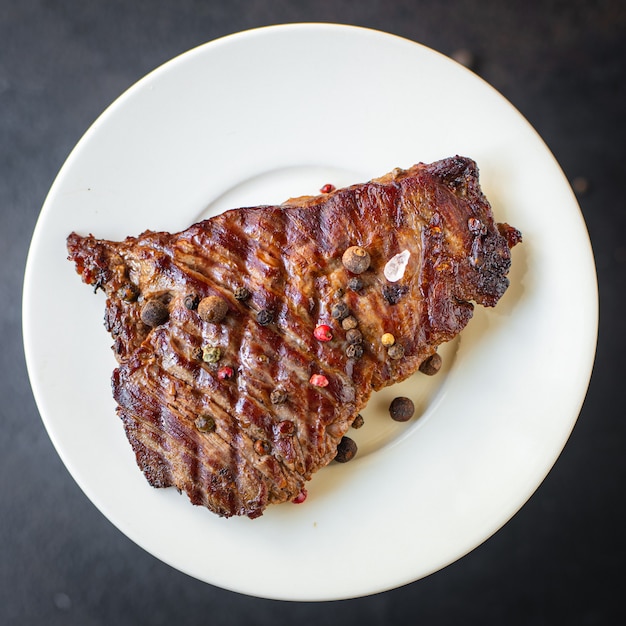 Foto parrilla de bistec carne carne de vacuno bbq ternera asado a la parrilla en la mesa comida saludable bocadillo copia espacio comida