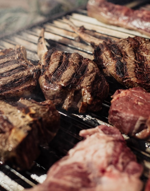 Una parrilla con carne y la palabra bistec