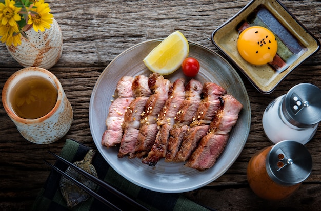 Parrilla de cerdo al estilo de cocina japonesa.