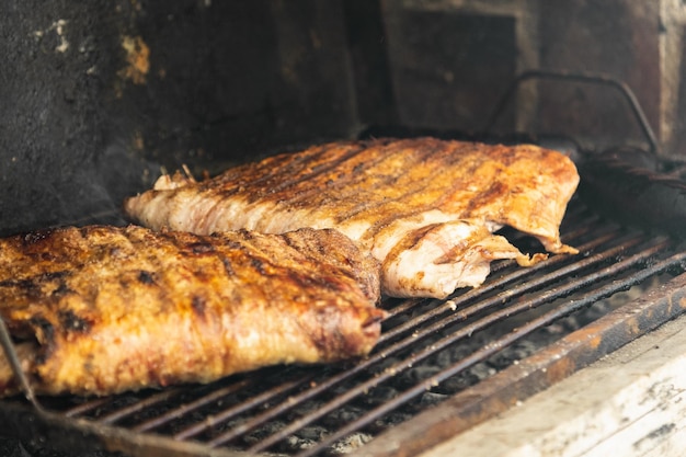 Una parrilla con costillas en ella