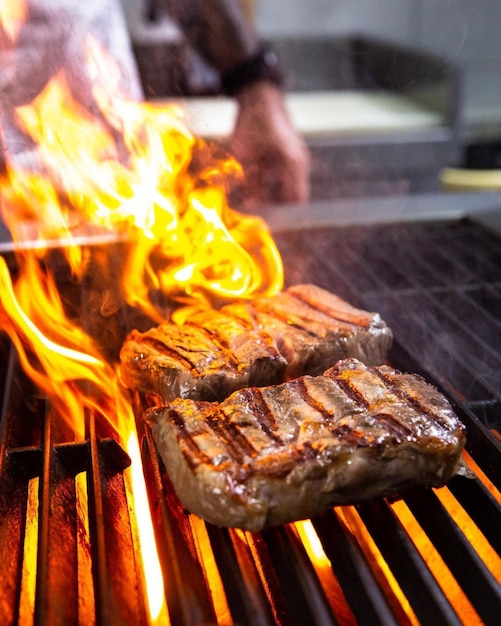 Foto una parrilla con una llama en ella