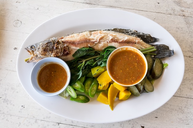 parrilla de pescado con cabeza de serpiente a rayas